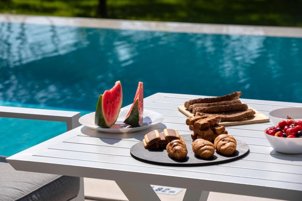 Averto Villas With Private Pool นีดรี ภายนอก รูปภาพ